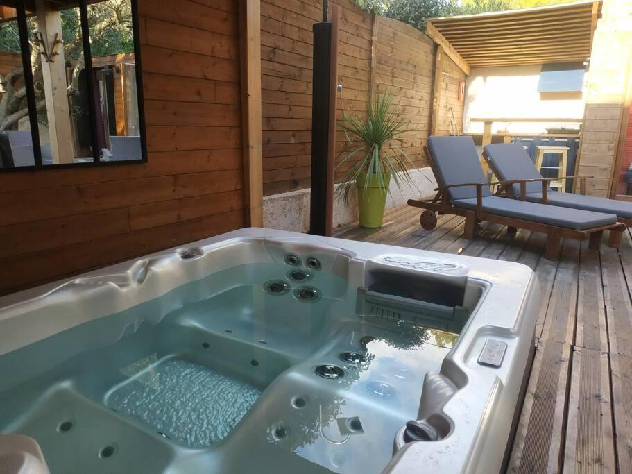 Appartement Studio Jacuzzi Prive A 8 Min A Pied De La Plage à La Ciotat Extérieur photo
