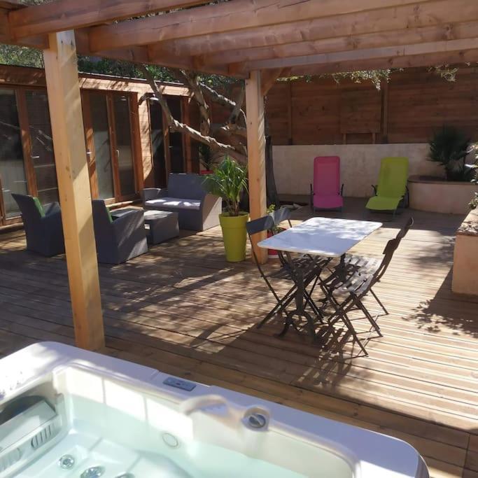 Appartement Studio Jacuzzi Prive A 8 Min A Pied De La Plage à La Ciotat Extérieur photo