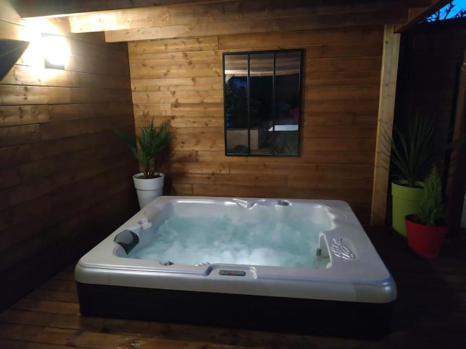 Appartement Studio Jacuzzi Prive A 8 Min A Pied De La Plage à La Ciotat Extérieur photo