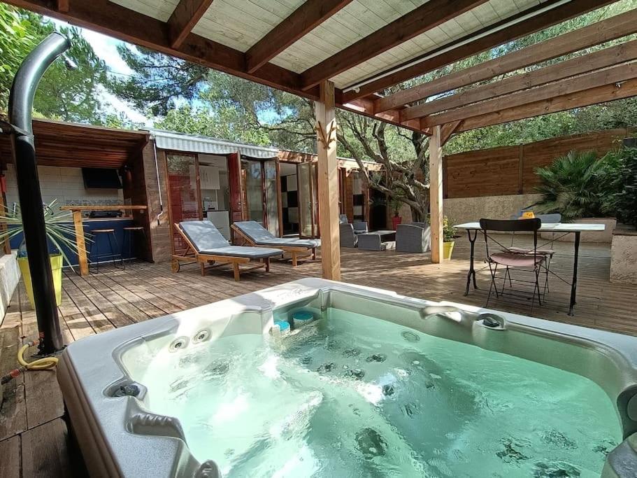 Appartement Studio Jacuzzi Prive A 8 Min A Pied De La Plage à La Ciotat Extérieur photo